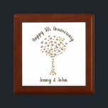 Caja De Regalo 5.º aniversario del boda de la madera<br><div class="desc">5º aniversario de boda de madera caja de regalo de madera personalizada. Un hermoso regalo para regalar a una pareja que está celebrando cinco años de matrimonio. El diseño muestra un árbol conformado por mariposas de corazón y dice: "Feliz quinto aniversario". Todo el texto que se muestra, incluidos los nombres...</div>