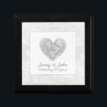 Caja De Regalo 60.º aniversario de los bodas de diamantes<br><div class="desc">Elegante caja de conservas y joyas de madera personalizada con el aniversario 60 de boda y diseño de imagen de corazón de diamante. El regalo perfecto para parejas, padres o abuelos que celebran el aniversario de su boda de diamantes. La caja se puede personalizar con espacio para los nombres del...</div>