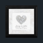 Caja De Regalo 60.º aniversario de los bodas de diamantes<br><div class="desc">Elegante caja de conservas y joyas de madera personalizada con el aniversario 60 de boda y diseño de imagen de corazón de diamante. El regalo perfecto para parejas, padres o abuelos que celebran el aniversario de su boda de diamantes. La caja se puede personalizar con espacio para los nombres del...</div>