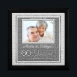 Caja De Regalo 60.º Aniversario del Diamante Foto Keepsake<br><div class="desc">Esta hermosa joyería barnizada o Caja de Trinket está adornada con nuestros hermosos diseños de la colección de Bodas Aniversario y contiene la fotografía de la pareja de aniversario, la fecha de su aniversario de Diamante y sus nombres. Una manera encantadora de apreciar los recuerdos que hiciste para celebrar 60...</div>
