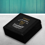 Caja De Regalo 70.ª legendaria retro de oro negro<br><div class="desc">Para los que celebran su 70 cumpleaños tenemos la caja de regalo ideal de cumpleaños con un toque vintage. El fondo negro con un diseño de tipografía blanca y dorada es sencillo y elegante con un toque retro. Personalizar fácilmente el texto de este regalo de cumpleaños usando la plantilla proporcionada....</div>