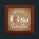 Caja De Regalo 80 y Fabulous Gold Purpurina 80th Birthday Photo<br><div class="desc">80 y Fabulous Gold Purpurina 80th Birthday Photo Gift Box. Purpurina de oro falso con una foto en un marco redondo. Regalo de cumpleaños 80 para ella. Personaliza con nombre y foto.</div>