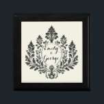 Caja De Regalo Acanthus & Antiquity, diseño boda,<br><div class="desc">Colección de diseño boda que combina elegancia intemporal con detalles complejos. Con motivos ornamentales, fíligre dorado y negro y exuberantes hojas de acanto, esta colección crea un ambiente de lujo. Diseñado con un elegante telón de fondo Pantone 'Cannoli Cream', cada pieza irradia sofisticación y encanto vintage. Ideal para parejas que...</div>