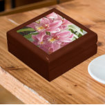 Caja De Regalo Agradable Cimbidio Rosa Orquídeo Floral<br><div class="desc">¡Para los amantes de las orquídeas! Almacenar baratijas, joyas y otros pequeños keepsakes en esta caja de regalo de madera con azulejos de cerámica que muestra la imagen de un rociado de mini orquídeas de cibidio rosado, comúnmente conocidas como orquídeas de barca. ¡Un bonito diseño floral! Seleccione el tamaño y...</div>