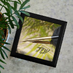 Caja De Regalo Agujero de madera de la pluma de cuero dorado y ne<br><div class="desc">Esta caja de joyas de madera con una pluma estilográfica de plumas doradas y negras reflejada en un fondo dorado y verde es un regalo ideal para el escritor en tu vida. Personaliza con iniciales, es un regalo único a ser valorado por mantener joyas, pasteles o tesoros dentro. En cualquier...</div>