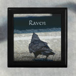 Caja De Regalo Agujero gótico del Personalizable negro gris del c<br><div class="desc">Esta dramática caja de sake gótica, gris y negro, con un gótico de cuervo, se inspiró en la fotografía de un cuervo urbano sobre el asfalto. Los pájaros negros, los Ravens y los cuervos son aves inteligentes y este es un diseño de gótico elegante y sofisticado en tonos grises, negros...</div>