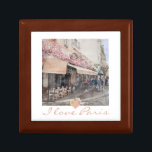 Caja De Regalo Amo Paris Cafe Jewelry Box<br><div class="desc">Me encanta la romántica escena de café en la calle de París, pequeña joyería, con un pequeño corazón rosado. Para los que realmente aman París. Un recuerdo para los que han visitado París, la ciudad de la luz. Cafetería con mesas y sillas y flores rosadas en el toldo. Crea un...</div>