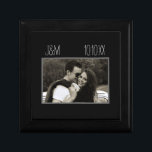 Caja De Regalo Amor Aniversario Pareja Foto Fecha Iniciales Negro<br><div class="desc">Esta caja de conservas está diseñada con un fondo negro,  una foto personalizado de su elección y una fecha y un monograma! Hace un gran regalo para un aniversario,  una ducha de novia o un cumpleaños.</div>