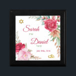 Caja De Regalo Anillo de Boda Rubor Rosa<br><div class="desc">Este cuadro de anillo del Boda incluye los nombres de la novia y del novio, así como la fecha de su boda. La caja de joyas es el lugar perfecto para mantener los anillos de los bodas antes y durante la Ceremonia, y se convierte en un querido keepsake para la...</div>