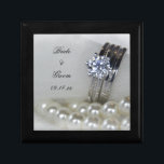 Caja De Regalo Anillos de diamantes y Boda de Perlas Blancas<br><div class="desc">Personalice la Caja de Regalo de los bonitos de Diamante y Perlas Blancas Bodas con los nombres de la novia y el novio y la fecha de la ceremonia de matrimonio. Este hermoso cajón de personalizado muestra una fotografía de una cuerda blanca de collar de perlas con un anillo de...</div>