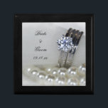 Caja De Regalo Anillos de diamantes y Boda de Perlas Blancas<br><div class="desc">Personalice la Caja de Regalo de los bonitos de Diamante y Perlas Blancas Bodas con los nombres de la novia y el novio y la fecha de la ceremonia de matrimonio. Este hermoso cajón de personalizado muestra una fotografía de una cuerda blanca de collar de perlas con un anillo de...</div>