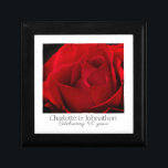 Caja De Regalo Aniversario del Boda del 40 de Ruby Rosa Roja Trad<br><div class="desc">40º Aniversario del Boda Ruby Caja tradicional de regalo en negro con diseño de rosa roja.
Un regalo elegante para que un marido dé a su esposa en su 40 aniversario.
Los nombres y mensajes que se muestran pueden ser personalizados para los de la pareja feliz.</div>