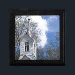Caja De Regalo antigua iglesia blanca en las montañas<br><div class="desc">antigua iglesia blanca en las montañas</div>