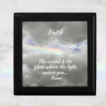 Caja De Regalo Arcoiris en cielos cielos ciegos con nombre de mad<br><div class="desc">"La herida es el lugar donde entra la luz", la cita provocadora de la reflexión de Rumi, poeta persa del siglo XIII, se resalta contra un cielo de tormenta gris en esta hermosa caja de regalo de hastbete de madera. Un prometedor arcoíris brilla a través de una pausa en las...</div>