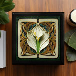 Caja De Regalo Art Deco Blanco y amarillo Calla Lily Art Nouveau<br><div class="desc">Preserve sus atesorados recuerdos y objetos de valor con nuestra elegante caja de conservas estilo Art Nouveau Calla Lily. Está construido a partir de madera lacada de alta calidad, y está disponible en acabados de roble dorado, negro ébano, verde esmeralda y caoba roja, asegurando que se complemente con cualquier decoración....</div>
