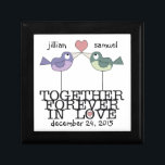 Caja De Regalo Aves de amor personalizadas juntas para siempre<br><div class="desc">Ya sea un matrimonio o un aniversario,  estas dos aves amorosas pueden ser personalizadas con nombres y fecha boda para conmemorar por siempre la ocasión especial. Diseño original de Christie Black de ©Creations from the Heart.</div>