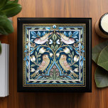 Caja De Regalo Aves William Morris y tulipanes Art Nouveau<br><div class="desc">Esta exquisita caja de conservas es de madera lacada y está disponible en tonos roble dorado, negro ébano, verde esmeralda y caoba roja. Presenta el arte simétrico y renombrado de novedosas obras de arte de aves y tulipanes de William Morris, un diseño que encapsula tanto la elegancia como el amor...</div>