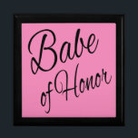 Caja De Regalo Babe de honor<br><div class="desc">Babe de honor Perfecto regalo para la empleada doméstica o el atrón de honor que está en su boda y merece ese poco más.</div>