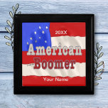 Caja De Regalo Baby Boomer<br><div class="desc">Caja de regalo de Baby Boomer por el Ilustracion ArtMuvz. Regalos de cumpleaños, camisetas, ropa de fiesta de cumpleaños para el niño de cumpleaños y el chica de cumpleaños. ropa de cumpleaños, camisetas y regalos de fiesta de cumpleaños sorpresa. ¡Celebren su cumpleaños con estilo! ¡El diseño audaz y colorido de...</div>