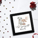 Caja De Regalo Be Yourself Dalmatia Puppy Personalizado<br><div class="desc">Con nuestro "Be Yourself Dalmatian Puppy Personalizado Gift" le damos un toque acogedor a su decoración. Este encantador diseño cuenta con un adorable cachorro dálmata sentado al lado de un caprichoso buzón de correo, desde el cual flotan suaves globos blancos hacia arriba. La escena está bellamente acentuada con una caja...</div>