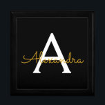 Caja De Regalo Black Gold Modern Script Girly Monograma Nombre<br><div class="desc">Guión simple negro y dorado Monograma Nombre joyería Keepsake Box. Esto hace que la graduación perfecta,  el cumpleaños,  el boda,  la ducha de novia,  el aniversario,  la ducha de bebé o la fiesta de soltera sea un regalo para alguien que ama el lujo glam y los estilos de moda.</div>