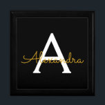 Caja De Regalo Black Gold Modern Script Girly Monograma Nombre<br><div class="desc">Guión simple negro y dorado Monograma Nombre joyería Keepsake Box. Esto hace que la graduación perfecta,  el cumpleaños,  el boda,  la ducha de novia,  el aniversario,  la ducha de bebé o la fiesta de soltera sea un regalo para alguien que ama el lujo glam y los estilos de moda.</div>