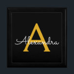 Caja De Regalo Black Gold Modern Script Girly Monograma Nombre<br><div class="desc">Guión simple negro y dorado Monograma Nombre joyería Keepsake Box. Esto hace que la graduación perfecta,  el cumpleaños,  el boda,  la ducha de novia,  el aniversario,  la ducha de bebé o la fiesta de soltera sea un regalo para alguien que ama el lujo glam y los estilos de moda.</div>
