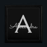 Caja De Regalo Black Silver Modern Script Girly Monograma Nombre<br><div class="desc">Guión simple negro y plateado Monograma Nombre joyería Keepsake Box. Esto hace que la graduación perfecta,  el cumpleaños,  el boda,  la ducha de novia,  el aniversario,  la ducha de bebé o la fiesta de soltera sea un regalo para alguien que ama el lujo glam y los estilos de moda.</div>