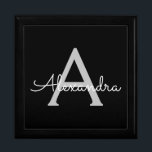 Caja De Regalo Black Silver Modern Script Girly Monograma Nombre<br><div class="desc">Guión simple negro y plateado Monograma Nombre joyería Keepsake Box. Esto hace que la graduación perfecta,  el cumpleaños,  el boda,  la ducha de novia,  el aniversario,  la ducha de bebé o la fiesta de soltera sea un regalo para alguien que ama el lujo glam y los estilos de moda.</div>