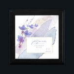 Caja De Regalo Boda de flores silvestres - Niña de flores Peri ID<br><div class="desc">Esta elegante colección de bodas utiliza una impresionante paleta de colores que incluye perwinkle, ciruela y blues para crear artículos de papelería y fiestas para su día especial. Las flores acuáticas y las pinturas espumosas proporcionan un paisaje llamativo. La caja de conservas, mostrada aquí para un chica de flores, también...</div>