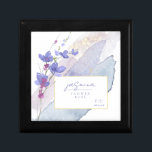 Caja De Regalo Boda de flores silvestres - Niña de flores Peri ID<br><div class="desc">Esta elegante colección de bodas utiliza una impresionante paleta de colores que incluye perwinkle, ciruela y blues para crear artículos de papelería y fiestas para su día especial. Las flores acuáticas y las pinturas espumosas proporcionan un paisaje llamativo. La caja de conservas, mostrada aquí para un chica de flores, también...</div>
