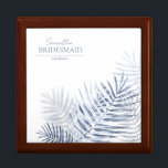 Caja De Regalo Boda de la hoja de palma exuberante Bridesmaid Blu<br><div class="desc">Una paleta de colores a la moda en tonos grises y azules; marcos geométricos brillantes y elegantes diseños, son la base de esta excitante suite boda. Tanto si planea una boda de destino como si se aloja cerca de casa, este delicado conjunto de diseño de hojas de palma ofrece una...</div>