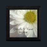 Caja De Regalo Boda de margarita blanca suave<br><div class="desc">Personalizar de la caja de regalo de Boda de la margarita blanca suave del bonito con los nombres personales de la novia y el novio y la fecha de la ceremonia de matrimonio para crear un regalo personalizado para los recién casados. Esta hermosa caja de regalo personalizado boda botánico cuenta...</div>