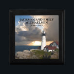 Caja De Regalo Boda de nombres de pareja fecha faro faro de sol<br><div class="desc">Este hermoso faro de Portland Head,  caja de regalo de Maine,  personalizado para la pareja recién casada,  tiene sus nombres y fecha de boda delante.</div>