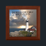 Caja De Regalo Boda de nombres de pareja fecha faro faro de sol<br><div class="desc">Este hermoso faro de Portland Head,  caja de regalo de Maine,  personalizado para la pareja recién casada,  tiene sus nombres y fecha de boda delante. Elija su tamaño y color.</div>