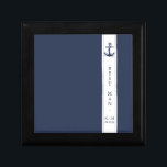 Caja De Regalo Boda de onda azul Wht/Navy Mejor hombre ID836<br><div class="desc">Esta elegante suite nupcial presenta un estilo náutico clásico con un aspecto limpio y minimalista. Las olas estilísticas en tonos de agua a azul marino y un ilustracion de caballito de mar proporcionan un toque único. Un fondo azul marino y una banda vertical blanca con una fina tubería marina le...</div>