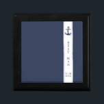 Caja De Regalo Boda de onda azul Wht/Navy Mejor hombre ID836<br><div class="desc">Esta elegante suite nupcial presenta un estilo náutico clásico con un aspecto limpio y minimalista. Las olas estilísticas en tonos de agua a azul marino y un ilustracion de caballito de mar proporcionan un toque único. Un fondo azul marino y una banda vertical blanca con una fina tubería marina le...</div>