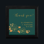 Caja De Regalo Boda floral de oro verde esmeralda gracias regalo<br><div class="desc">El Boda del Foliage floral de oro verde esmeralda elegante, gracias a su caja de regalo, presenta un patrón floral/follaje dorado contra el verde esmeralda eterno. (H) Vea la colección en esta página para encontrar productos coincidentes. ♥ Personalizar con el texto utilizando los campos de plantilla. (H) Si desea cambiar...</div>