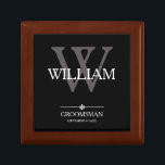 Caja De Regalo Boda Groomsman Nombre de regalo Fecha Elegante Gua<br><div class="desc">Boda Groomsman Groomsmen Regalo Monograma Nombre Inicial Plus Y Cita Elegante Guay Keepsake Gift Box. Haga clic en personalizar esta plantilla para personalizar con el nombre inicial de su apellido de monograma, su nombre y fecha rápida y fácilmente. Artículos de regalo Groomsman a juego en la colección de regalos Groomsman...</div>