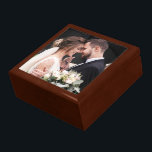 Caja De Regalo Boda Keepsake<br><div class="desc">Una bonita caja de madera para recién casados o para un regalo de aniversario, esta caja de alta calidad tiene una foto en la tapa exterior que puede personalizar con la foto deseada. Este artículo es un regalo maravilloso para bodas, aniversarios u otras ocasiones especiales. Es un lugar perfecto para...</div>