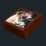 Caja De Regalo Boda Keepsake<br><div class="desc">Una bonita caja de madera para recién casados o para un regalo de aniversario, esta caja de alta calidad tiene una foto en la tapa exterior que puede personalizar con la foto deseada. Este artículo es un regalo maravilloso para bodas, aniversarios u otras ocasiones especiales. Es un lugar perfecto para...</div>