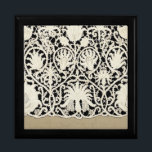 Caja De Regalo Bonito clásico blanco de línea de encaje antiguo b<br><div class="desc">Boda antiguo - Blanco Lace y Boda Linen Un hermoso tema de bodas vintage se trata de encajes y lino blancos antiguos. Perfecto para el novio y la novia vintage que algo un poco especial para su tema boda. El diseño se basa en imágenes antiguas de tela de lino suave...</div>