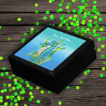 Caja De Regalo Bonito Fantasy Seahorse algas marinas Sombras de a<br><div class="desc">Esta caja de regalo de madera para baratijas,  joyas o regalos tiene un caballito de mar de fantasía en azul acuático con el estómago blanco sosteniendo algas verdes sobre un fondo de agua en tonos azules. Personalizar el texto con la plantilla.</div>