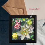 Caja De Regalo Buqué colorido con lirio<br><div class="desc">Floral temática boho estilo Gift Box con la foto de un hermoso ramo de flores coloridas (rosa amarillo, clavel rosado, lirio blanco). Gran elección para Saint El día de San Valentín u otras ocasiones especiales (Día de la Madre, cumpleaños, aniversario, compromiso). ¡Crea un ambiente romántico! Puedes reemplazar el texto "Ama"...</div>