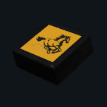 Caja De Regalo Caballo silvestre y libre<br><div class="desc">Un ilustracion fantástico de un caballo galopante. Este caballo es de color castaño dorado,  con un mané negro y cola. Se le puede ver galopando rápido con nubes de polvo siendo pateadas por sus talones. Su hombre y su cola volando en la brisa. Ideal para los amantes del caballo.</div>