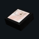 Caja De Regalo Caligrafía de monograma romántico floral Rubor-ros<br><div class="desc">El diseño presenta un patrón floral romántico sobre un patrón rosa rosa pálido de tipo vintage. Nombre del personalizar y monograma de elección fácil. Un regalo ideal y mantener la idea para la dama de honor,  la fiesta de boda,  el compromiso y otras ocasiones importantes.</div>