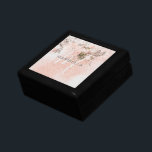 Caja De Regalo Caligrafía de monograma romántico floral Rubor-ros<br><div class="desc">El diseño presenta un patrón floral romántico sobre un patrón rosa rosa pálido de tipo vintage. Nombre del personalizar y monograma de elección fácil. Un regalo ideal y mantener la idea para la dama de honor,  la fiesta de boda,  el compromiso y otras ocasiones importantes.</div>