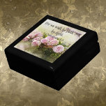 Caja De Regalo Caminar por Faith Keepsake Box<br><div class="desc">Hermosa caja de regalo de madera lacada con una decoración de cerámica con la escritura inspiradora "Por nosotros paseamos por la fe, no por la vista". — 2 Corinthians 5:7. Un lugar muy cuidado para joyas, baratijas o pequeños tesoros. Un sincero don de ánimo y fe para cumpleaños, graduaciones o...</div>