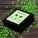 Caja De Regalo Cara de bonito en negro Green Eyes Whiskers<br><div class="desc">Esta caja de regalo de madera para baratijas,  joyas o regalos tiene la cara de bonito de un gato pintado de negro con ojos verdes intensos y bigotes largos sobre un fondo verde claro. Personalizar el texto con la plantilla.</div>