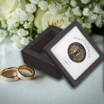 Caja De Regalo Casilla de anillo Boda de las estrellas de la luna<br><div class="desc">Esta caja de anillo boda celeste presenta un sorprendente ilustracion de un Sol y Luna serenos,  pero poderosos,  sus rostros entrelazados en armonía. El diseño está adornado con intrincados y florece tanto en las imágenes como en la tipografía. Un estilo etéreo para el gran evento. La caja es 2x2".</div>